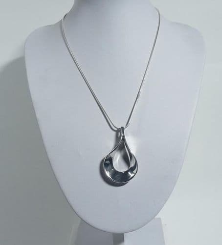 925 Sterling Silver Hand Crafted Pendant and Chain